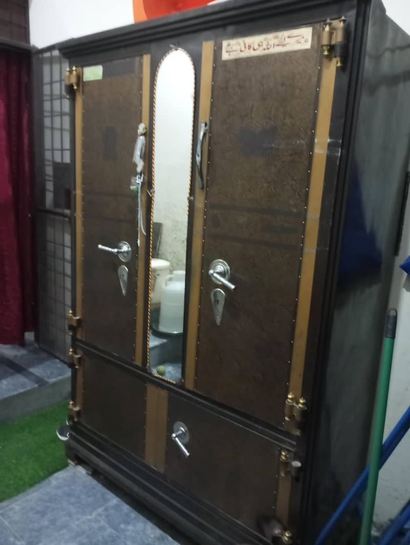 Almari 2 door and small door lock upper portion 2 small door down 0