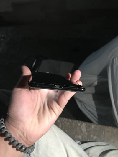 Bilkl fresh peice hai 2 din chalya hai iphone Le liya is