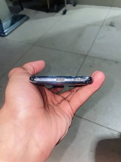 8/256 CP I’d panl ma dot ha chota sa front camera me thori si dust ha