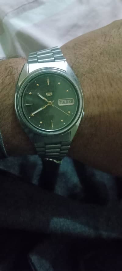 This is an automatic 1988 watch with 17 jewels