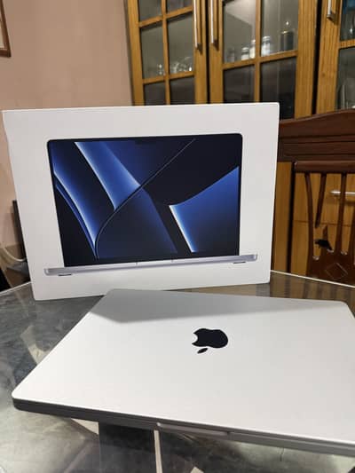 Macbook pro M2 pro - 16gb RAM - 1tb Storage