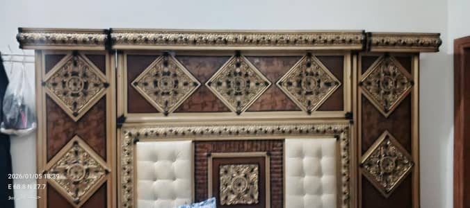 7 pcs 1 king bed 3 dor almari darsing 2 side table one matrs