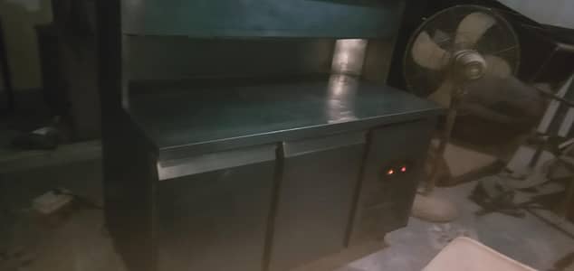 Counter with cooling cabinets