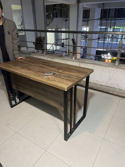 Table available for sale in discounted price