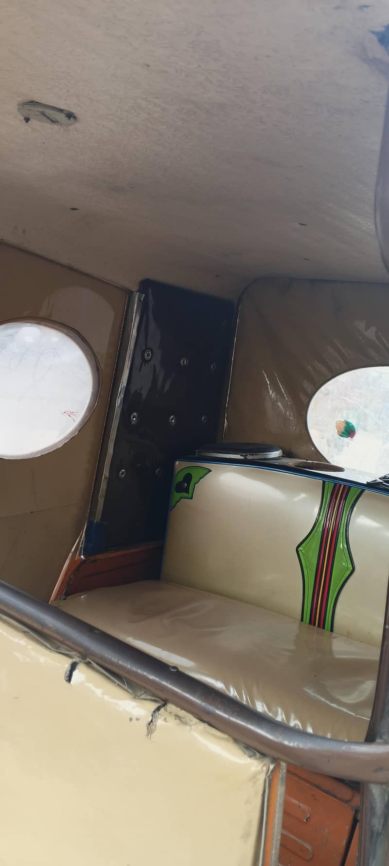 رکشہ کے ٹائر بھی نیو ہیں  بیٹری بھی نیو ہے 2