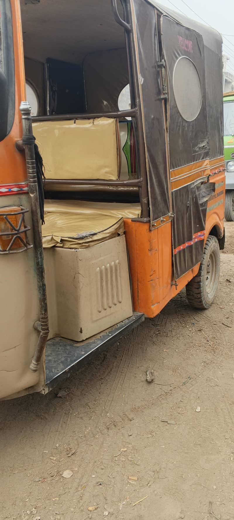 رکشہ کے ٹائر بھی نیو ہیں  بیٹری بھی نیو ہے 4