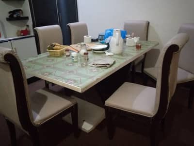 dinning table in good conditions