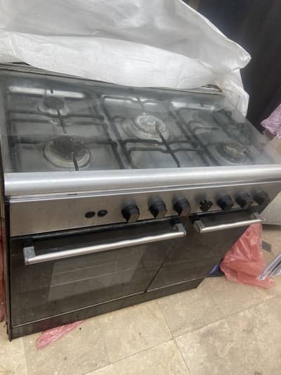 Gas cooking range, in good condition for sale