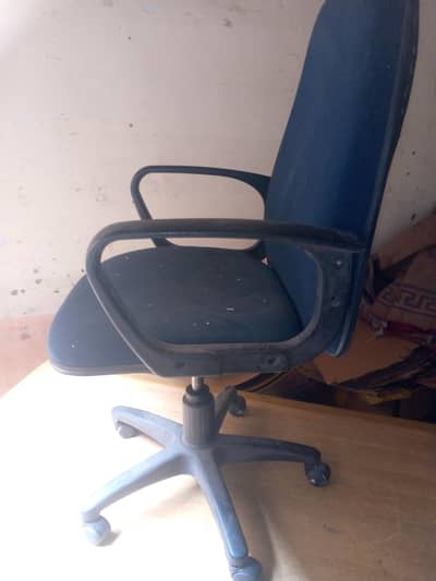 1 rolling chair hy  sale krni hy achi halat me hy urgent