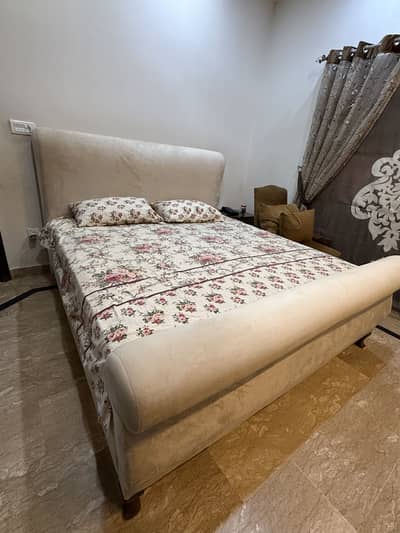 Bed Set with dressing and side tables