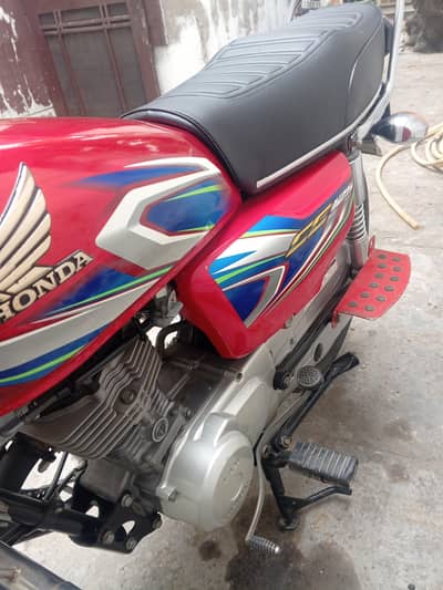 lush condition Honda 125cc Red  color
