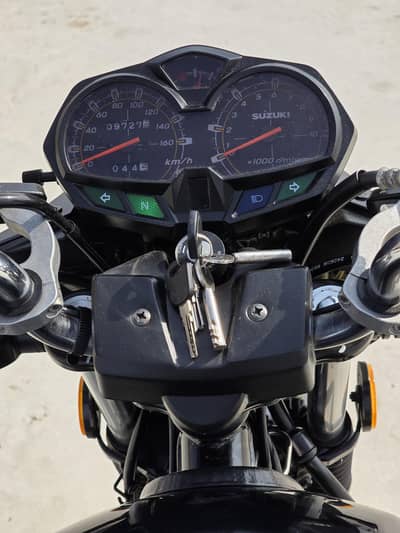 SUZUKI GR 150 BLACK COLOR