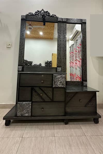 Dressers/Dressing Table
