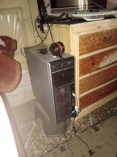 gaming pc new condition xeon /12gb ram /128 sad/ddr5 1gb gpu with mic
