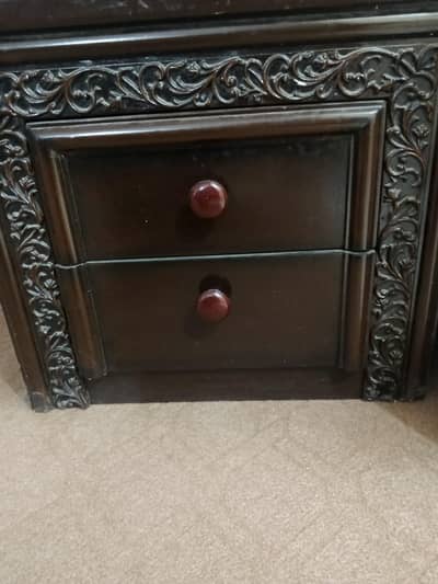 Selling of used double bed with teapoys and mirror stand