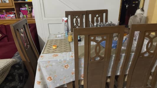6 person dinning table with chairs condition 9/10