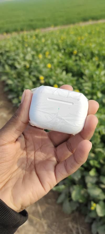 "Brand New Wireless Airbuds – High Quality Sound"