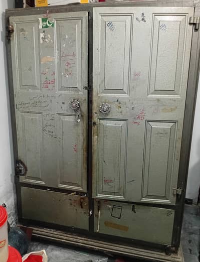 metal almari