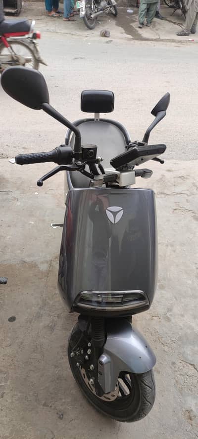 Yadea g5 Grey colour electric scotty