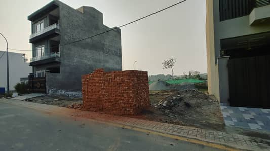 Next To Corner and 2 Mint Away FROM Park 5 Marla Plot FOR SALE