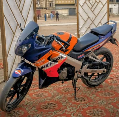 Honda CBR 150R Repsole Edition