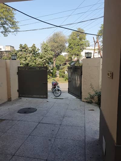 10 MARLA OLD HOUSE &10 MARLA LAWN FOR RENT NEAR MARKET & MASJID