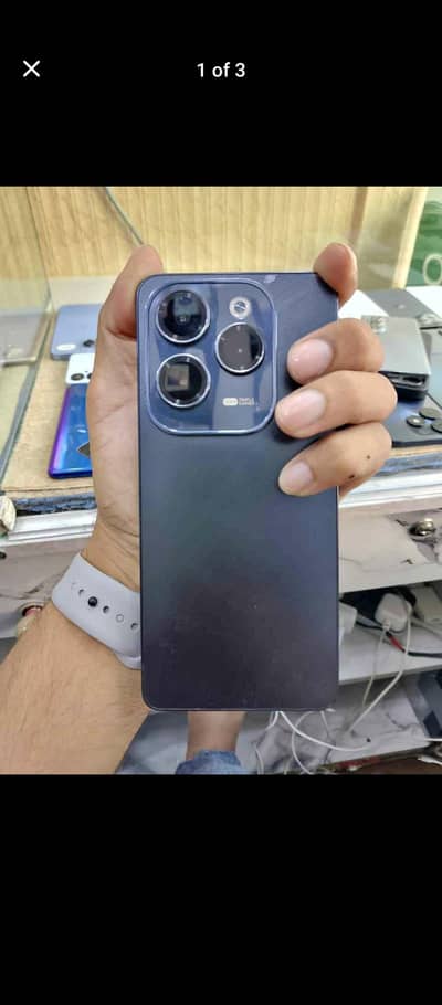 Infinix hot 40 pro mobile he no falt  box available he charger nahi he