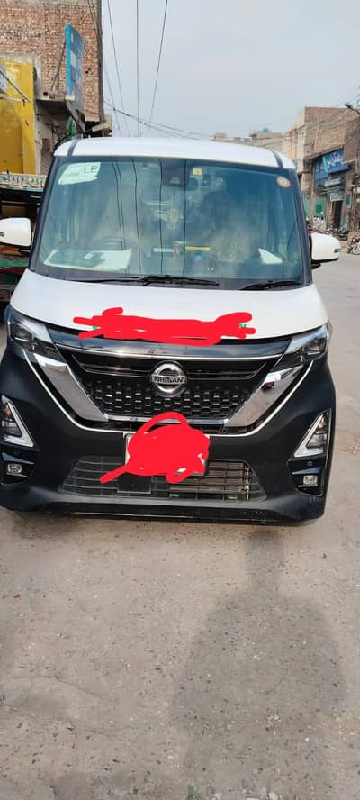 Nissan roox 660cc auto door