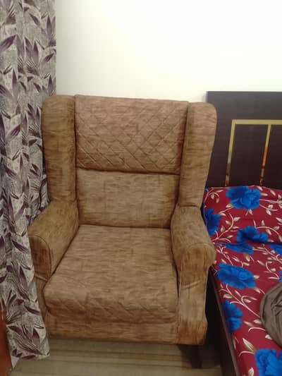 comfortable single seater sofa chairs ( set of 2) almost new