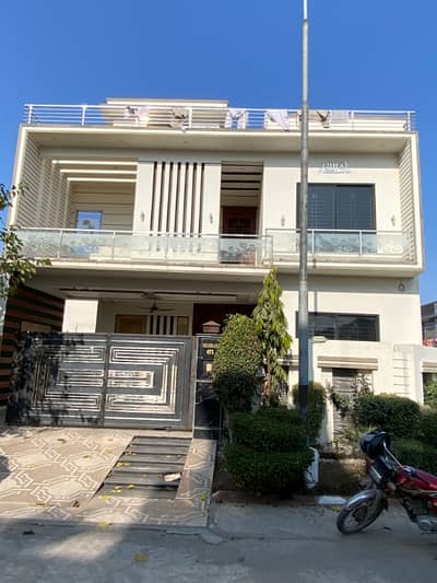 10 Marla Used House Corner for Sale in Mehran Block, DC Colony GRW.