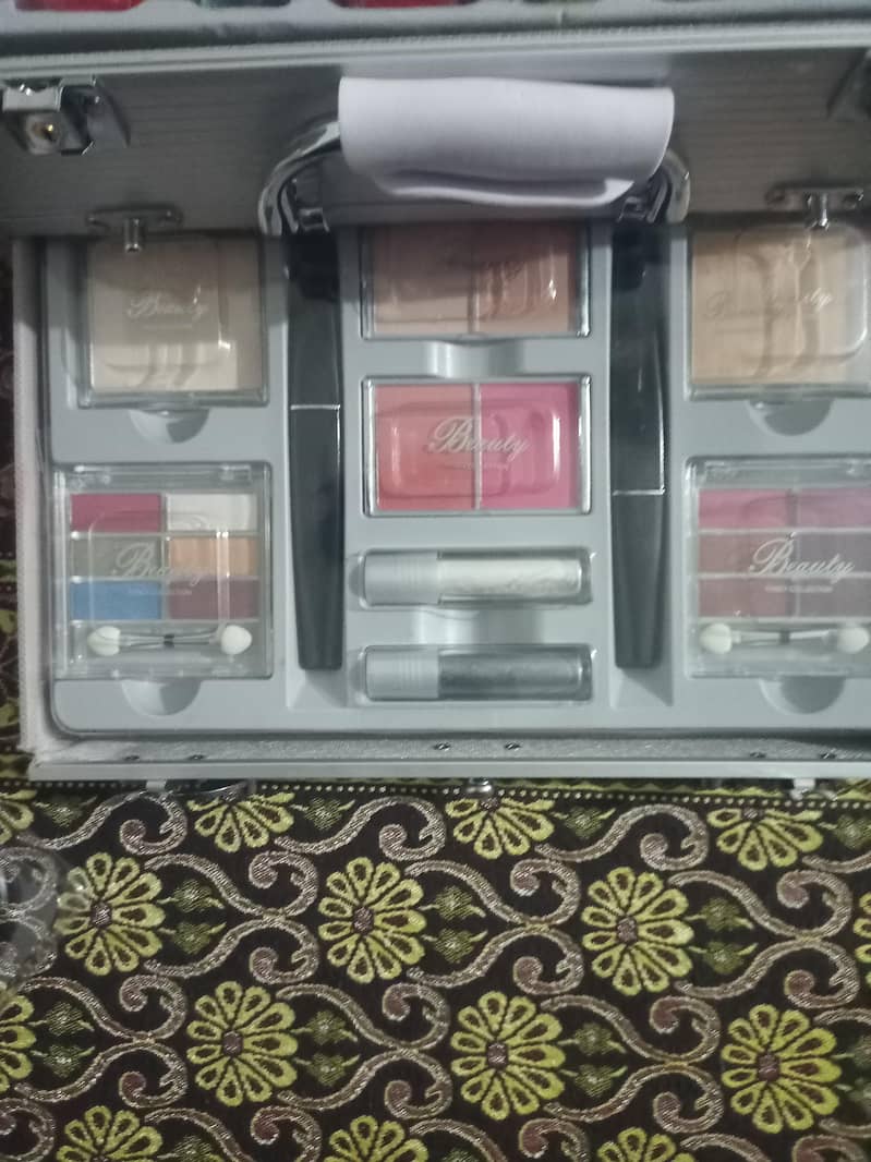 vanity Makeup kit                    call me on          (03218421920) 1