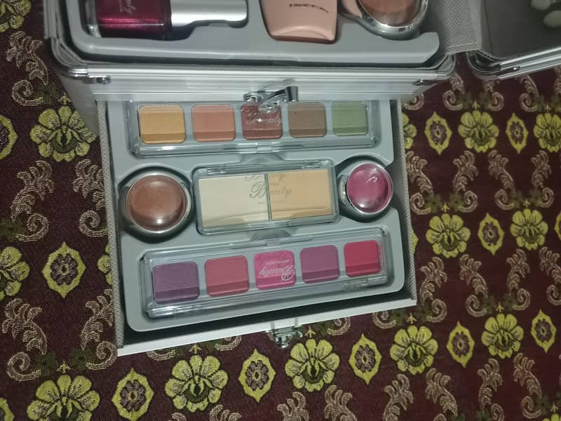 vanity Makeup kit                    call me on          (03218421920) 2