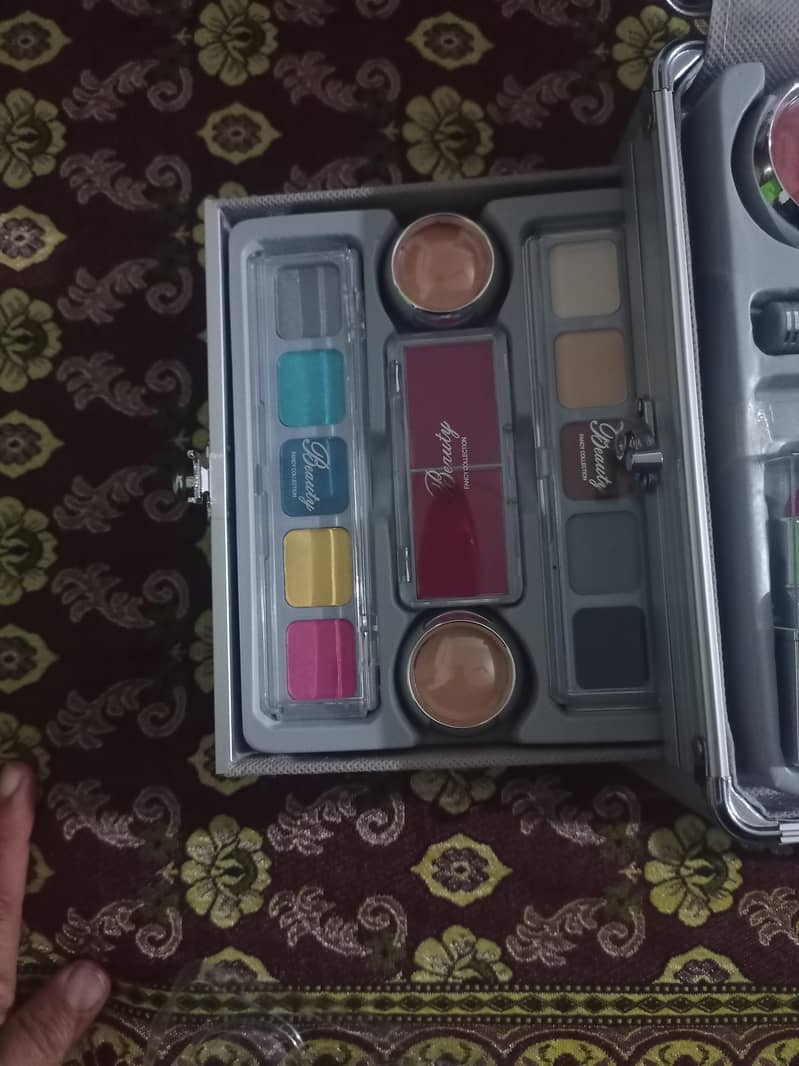 vanity Makeup kit                    call me on          (03218421920) 3