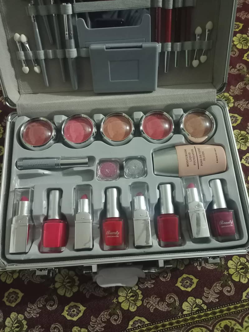 vanity Makeup kit                    call me on          (03218421920) 4