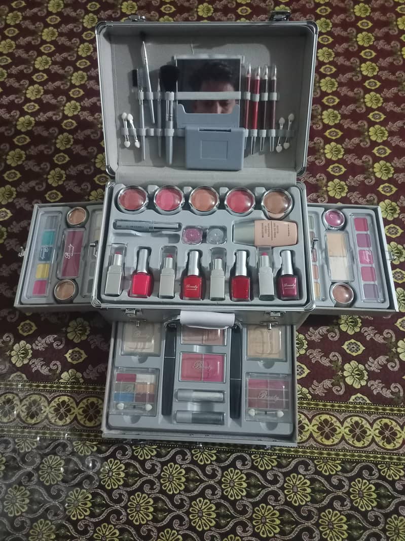 vanity Makeup kit                    call me on          (03218421920) 8
