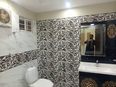 Facing Park 10 Marla Slightly Used House For Sale, Gas Meter Installed In Central Park Housing Scheme Lahore.