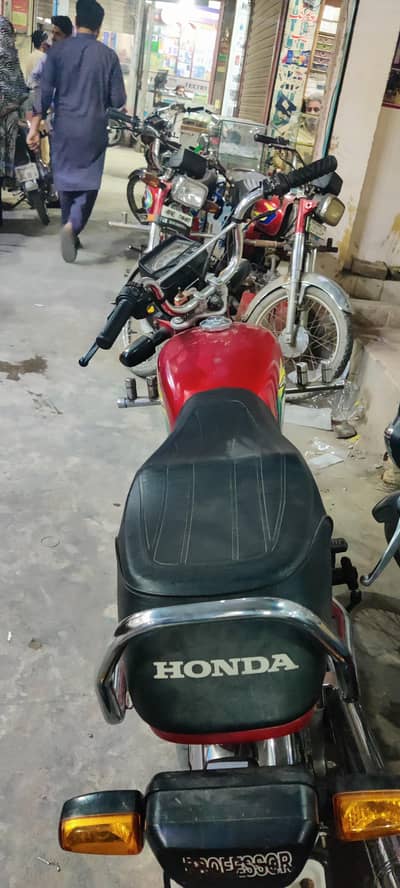 2023 model ha 20000 chli hoi h frsh bike ha Tanki tapa uthr hwa ha