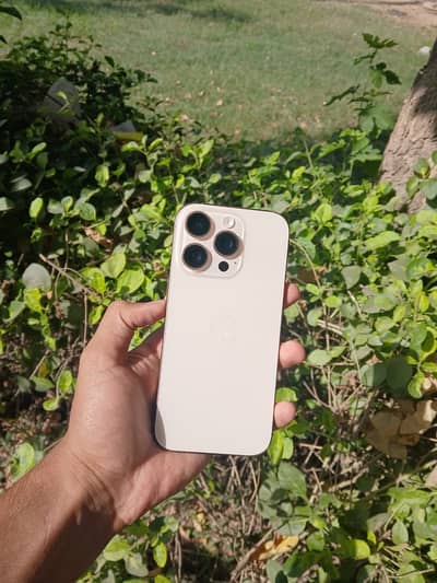 10/10 condition water pack phone with full box original cable