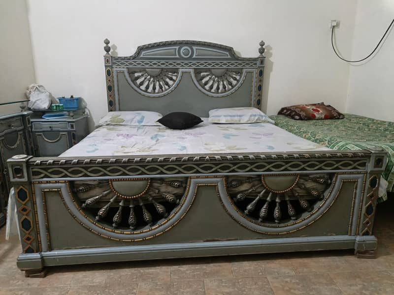 king size bed(excluded mattress) 1