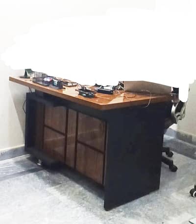 like new Table 4 by 2.5