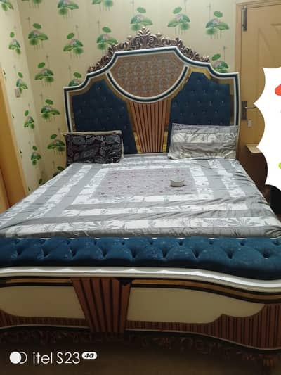 bed set with dressing and 2 side tables