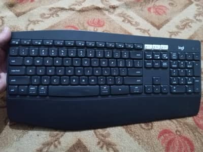 Logitech K850 Bluetooth Keyboard