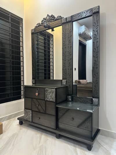 Dressers/Dressing Table