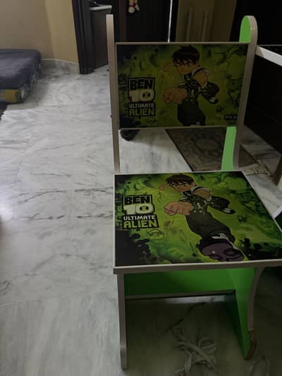 Kids writing table excellent condition