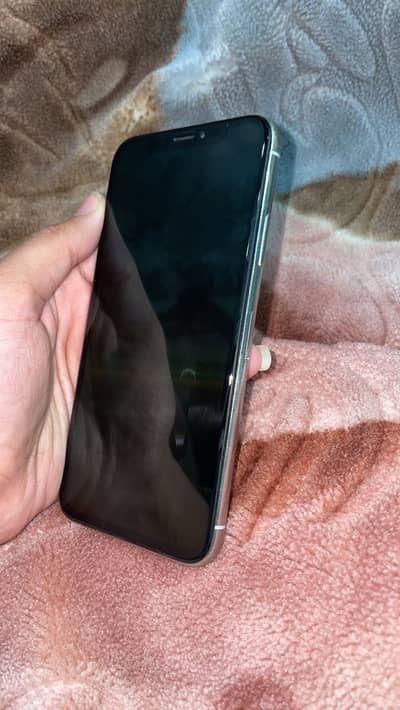 Iphone XS in white color