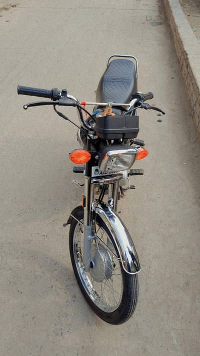 Honda CG 125 2025 model black color All Punjab Number Urgent Sale