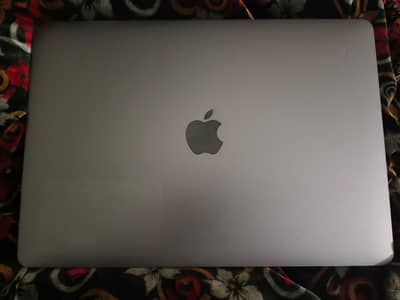 Macbook pro 2018 13-inch i7 16/256