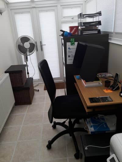 Ek female chahie. Reception ke kam ke liye.