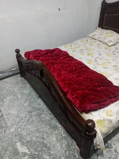 used like new. . wooden bed ha pure. . matterres khatam ha.