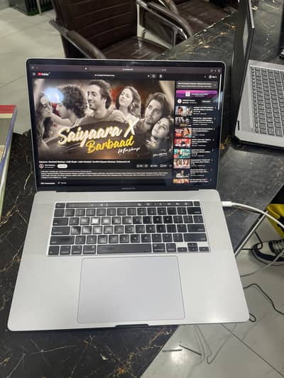 Macbook pro 2019 i9 2.4GHz 8 core